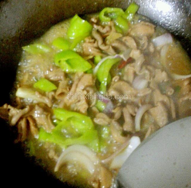 最后加入青椒和洋葱炒入味即可