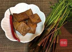 野芹菜炒香干的做法图解1