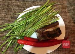 野芹菜炒腊肉的做法图解1