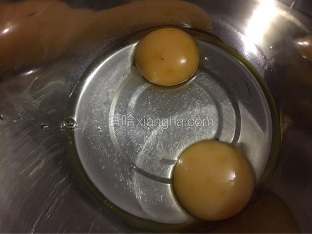 鸡蛋打入到打蛋盆中，不用蛋黄蛋清分离。