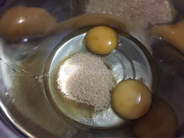 把细砂糖全部加入到鸡蛋中