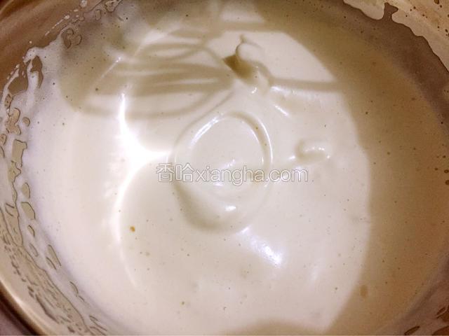 用电动打蛋器搅打至蛋液体积膨胀，颜色变淡，用蛋液画个图案不易消失即可。（此过程很枯燥，而且时间比打发蛋白霜长得多。）