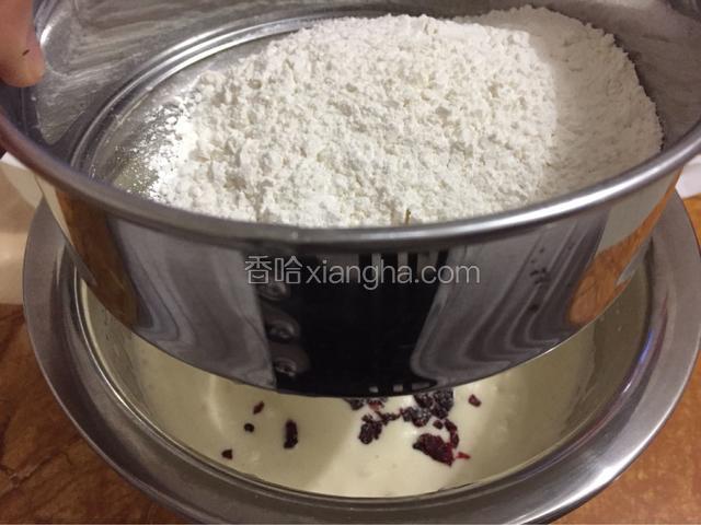 低筋面粉分两次过筛，用切拌的方式使之充分融合、均匀。不可搅拌，会导致蛋糕糊消泡。