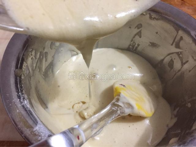 再倒回蛋糕糊中，以切拌的方式拌匀。