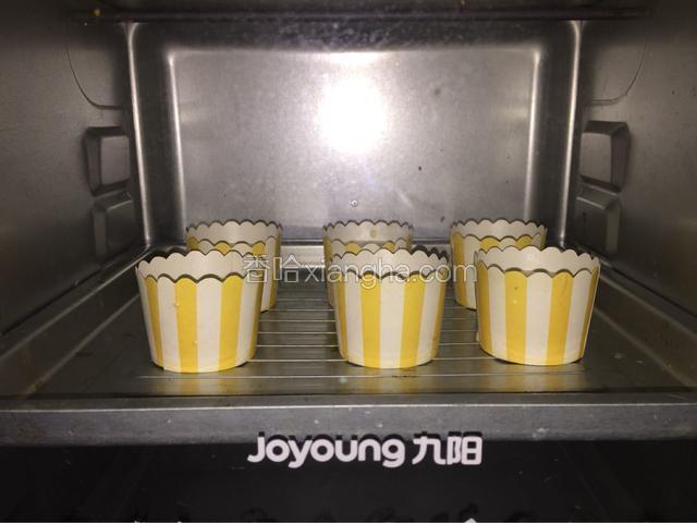 放入预热好的烤箱，上下火140度，中层，35分钟。