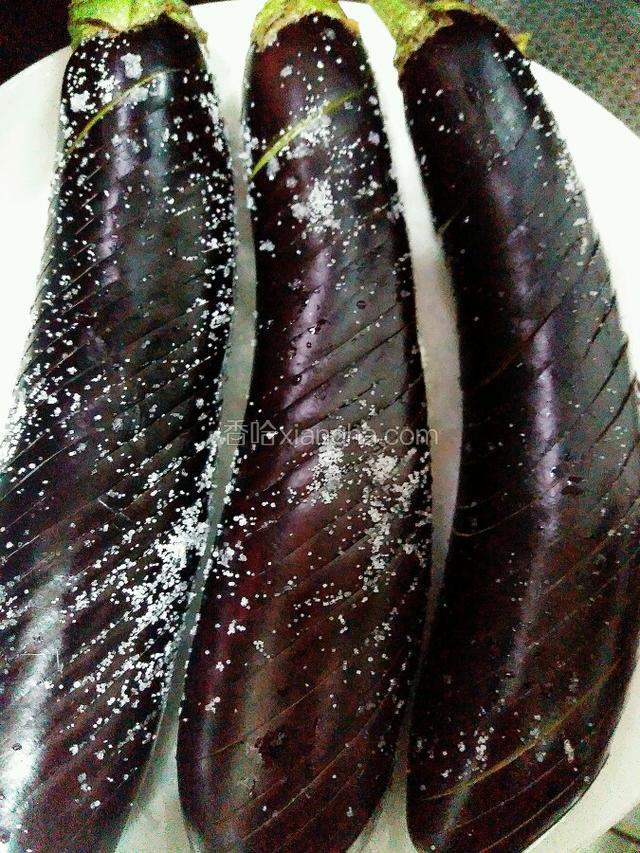 茄子用蓑衣刀法切好   放盐腌制1小时以上