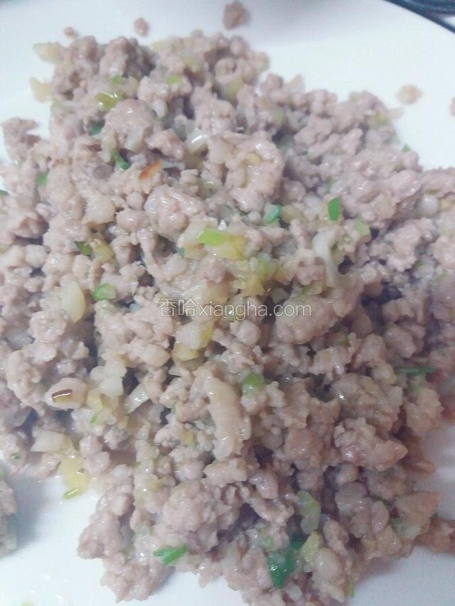 肉色发白放入料酒 盛出备用