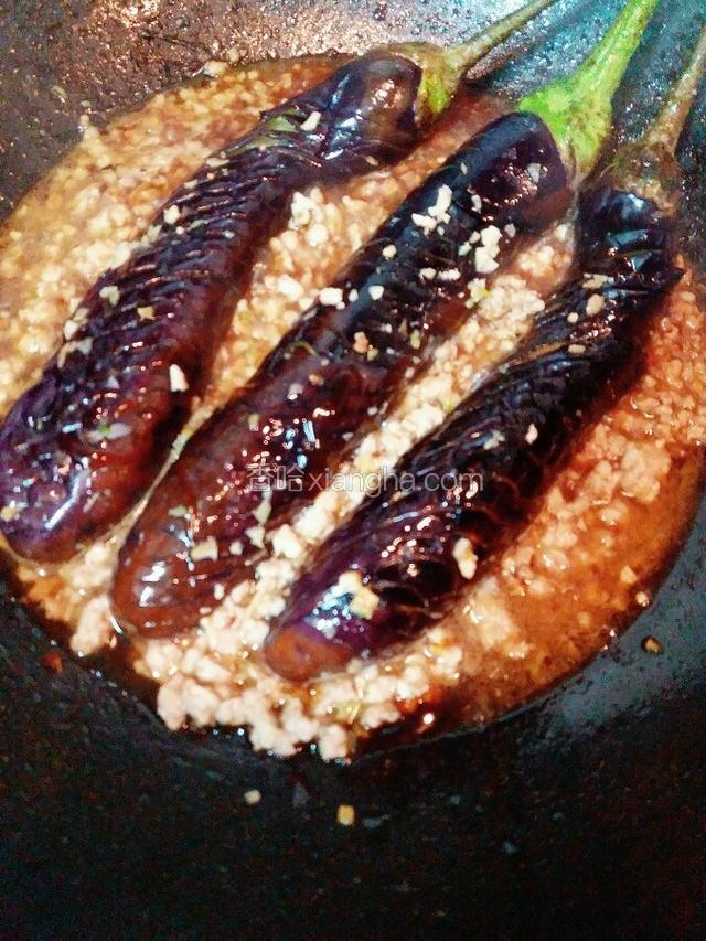 放入炒好的肉沫 加入生抽 老抽 糖 少许盐 清水 熬煮入味