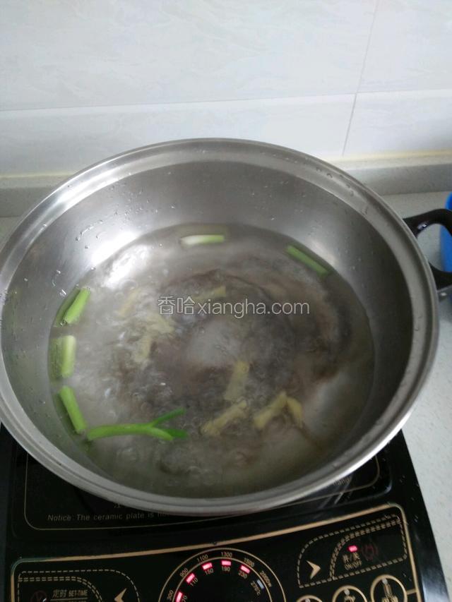 水烧开放入葱姜