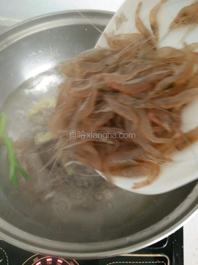 倒入虾