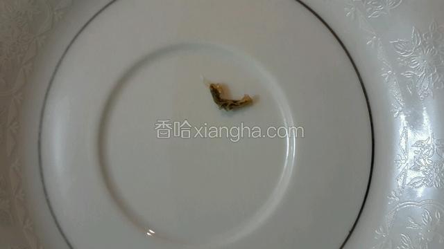 这个黑色的东东一定去掉。有点小麻烦，不过为了这么鲜美的酱值了