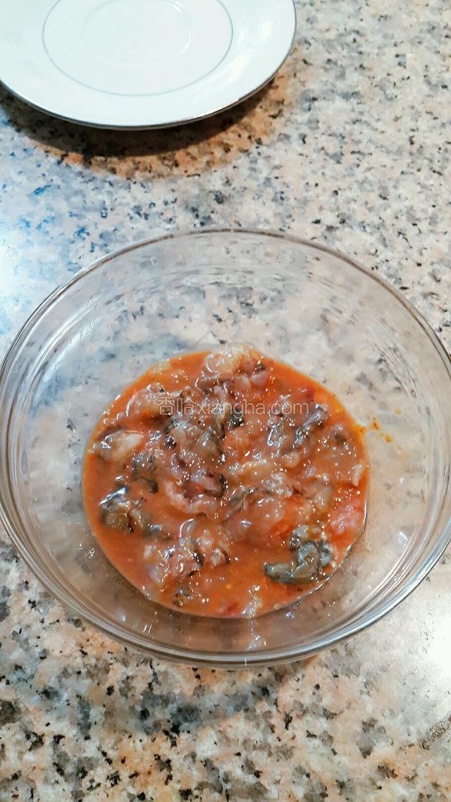 取出的虾脑可以用料理机打细腻，今天不想刷料理机，所以没打。如果你是个勤劳的厨娘一定打一下，成品会不一样哦
