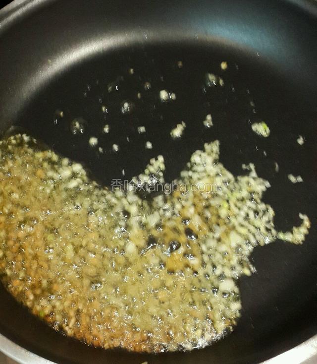 油热改小火下葱姜爆香，油量稍大一些，鸡蛋很吃油的
