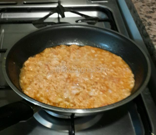 改大火，油温升高倒入虾脑蛋液快速搅匀