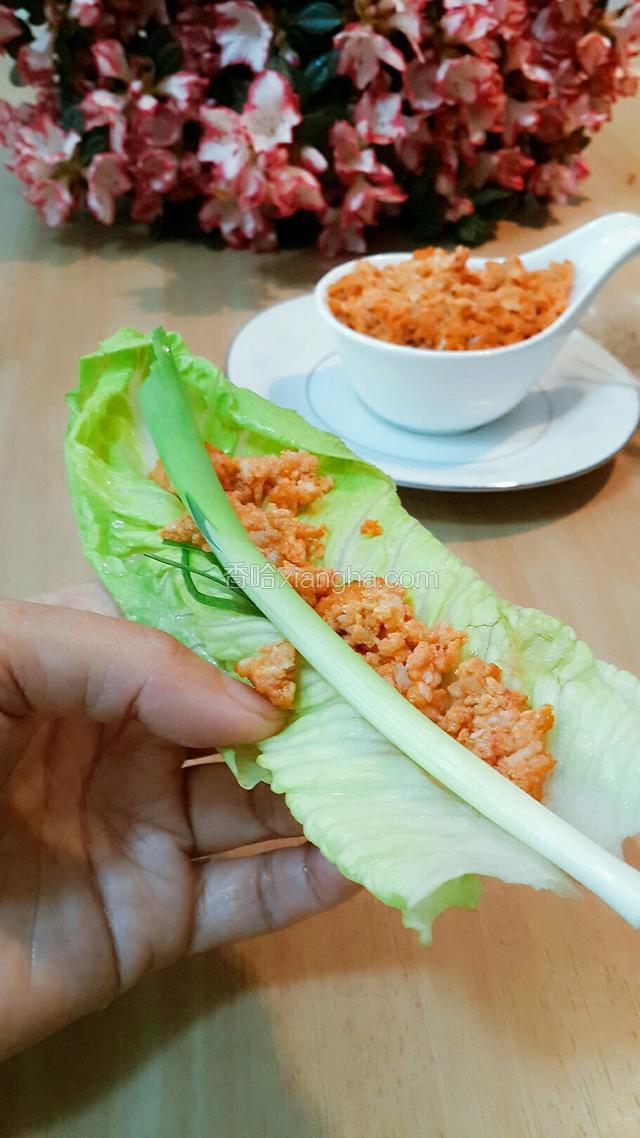 生菜放上酱和葱，舌头又找不到北了