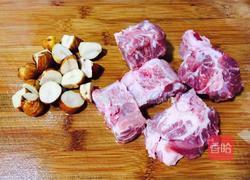 胡萝卜玉米栗子脊骨汤的做法图解3