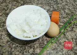 Illustration of how to make rice and egg pancakes 1