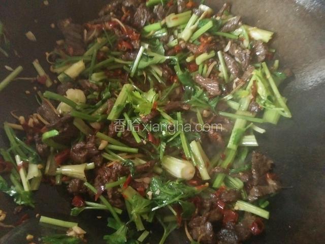 感觉辣椒过油炒香就再倒入芹菜，芹菜上放盐和鸡精(够芹菜量的盐就可以了哦)稍微翻炒几下再倒入原先牛肉汤水，感觉汤太少的话还可以再洒少许清水，煮上几秒让其入味起锅！