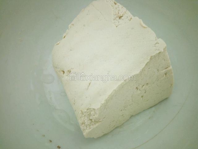 刚买回来的新鲜豆腐还是热的。