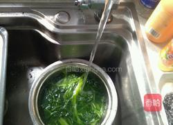 菠菜海鲜面的做法图解2