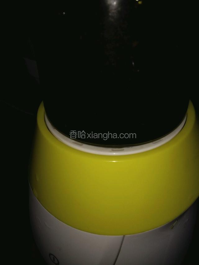 加入冰糖启动榨汁机开始榨汁