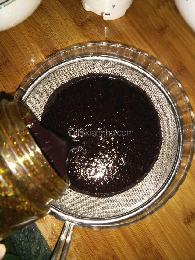 榨好的果汁和渣用漏勺分离一下