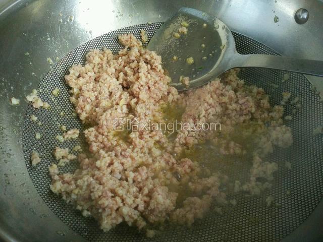 油热后加入肉泥煸炒断生。
