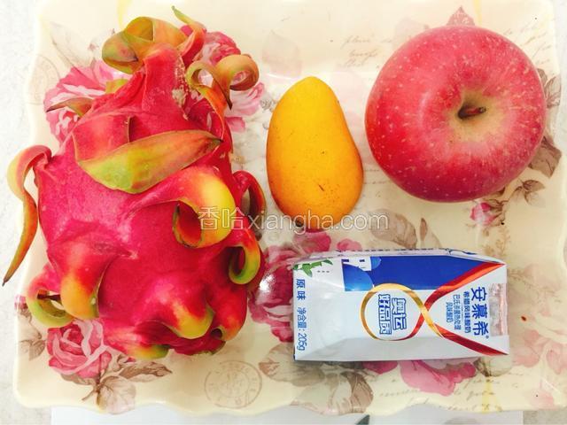 准备食材：火龙果、芒果、苹果、酸奶。