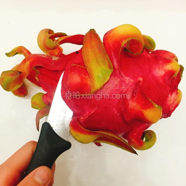 如图，将火龙果平放，沿四分之一处刨开。