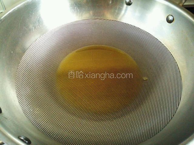 锅中倒入适量食用油。