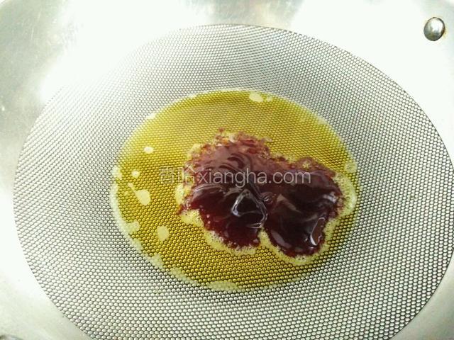油热后先加入一大勺蚝油。