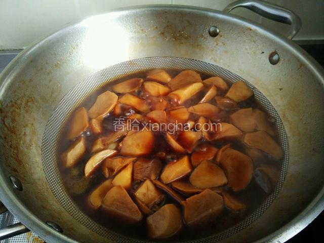 汤汁少了很多，然后转大火，加入适量盐调味，并加入适量水淀粉勾芡一下，即可出锅。