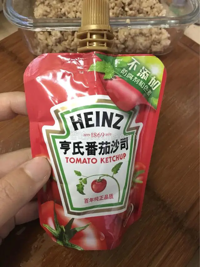 倒入番茄酱翻炒均匀，加入适量盐、胡椒粉调味