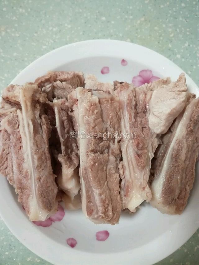 排骨洗净再焯水待用～