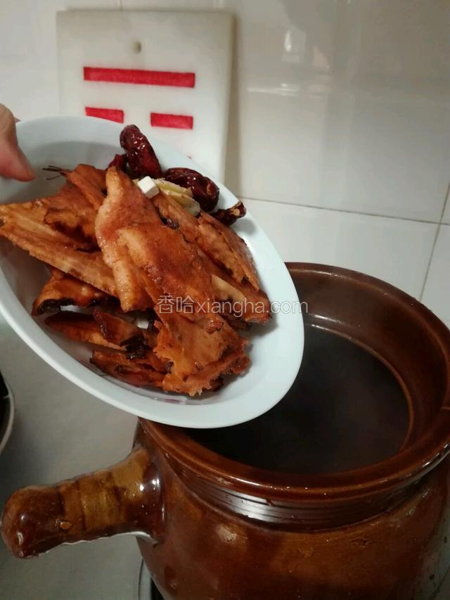 瓦煲里放进适量清水再放进煲汤的配料，大火将水烧开～