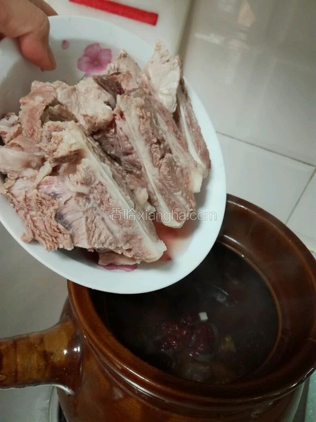 放下排骨后转小火慢煲两小时～