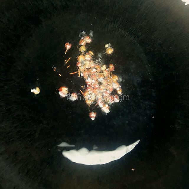 锅中加油，小火炒香花椒粒