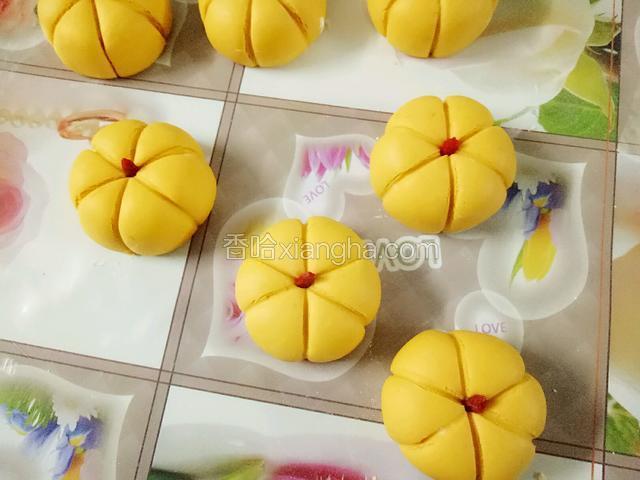 装饰上南瓜柄，可以用葡萄干或枸杞