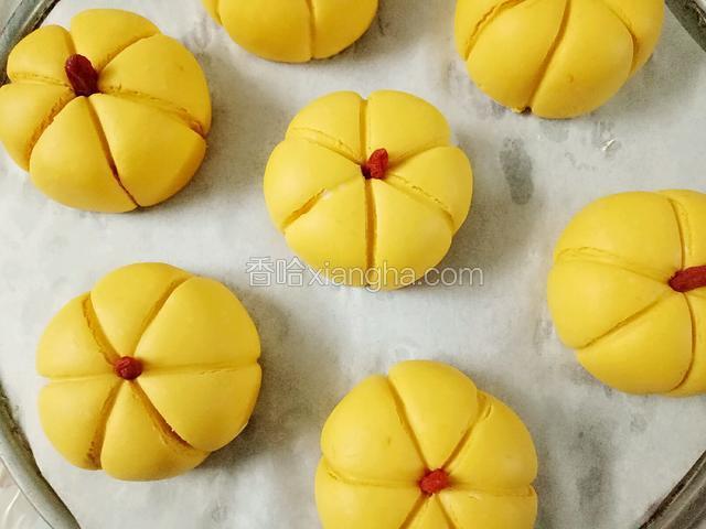 铺上烘焙纸，入蒸锅蒸15分钟即可(蒸好后一定晾最少5分钟，这样不沾手不沾筷子)