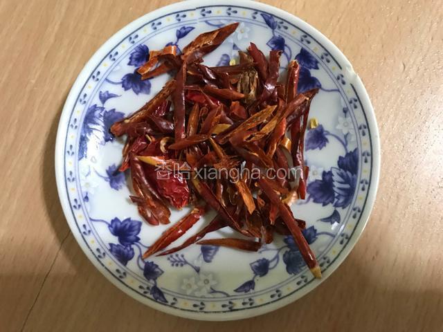 煮面的时候准备好适量干辣椒丝。