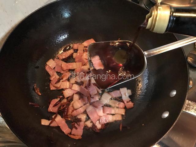 放入切好的培根肉翻炒至基本成熟，加入少许生抽调味。
