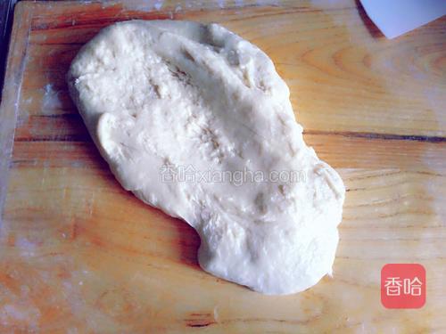 用手掌把面团推开，感觉粘手就用手沾点油