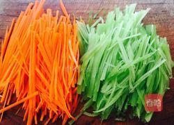 青笋胡萝卜丝鸡蛋的做法图解2