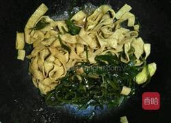 御帘豆腐海带烩包菜的做法图解4