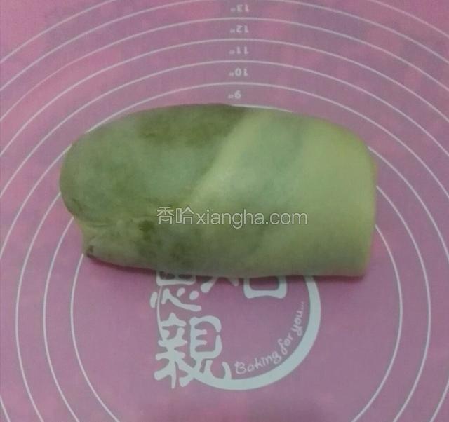 把擀成长条的油皮再次重下到上卷好，然后在醒20分钟