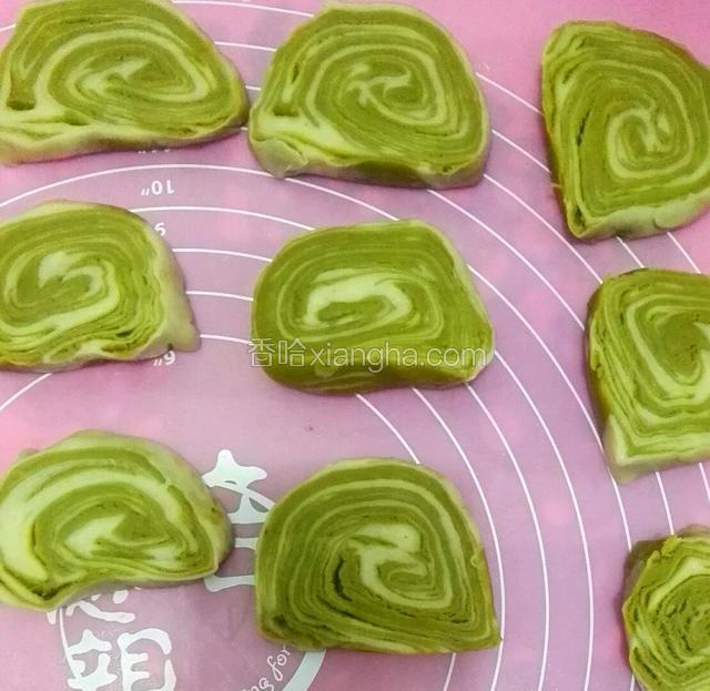 每半个都切成相等的皮块