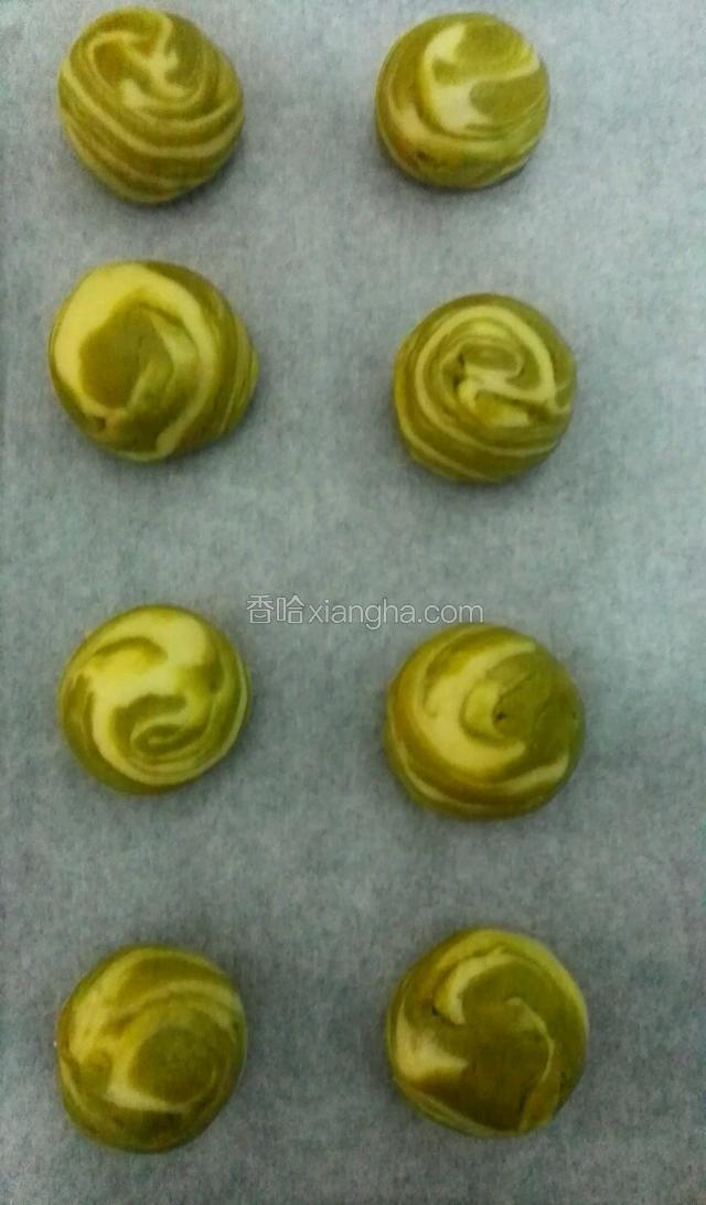 把做好的都整齐的排放在烤盘里