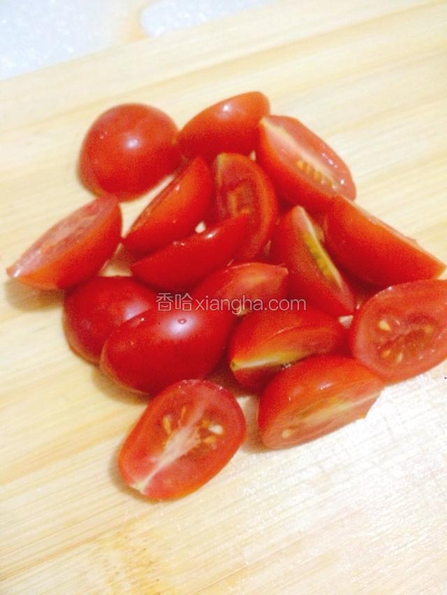 圣女果对半切开。