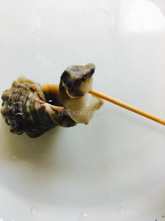 把石螺的肉用牙签依个挑出来。