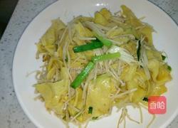 金针菇炒鸡蛋饼的做法图解6